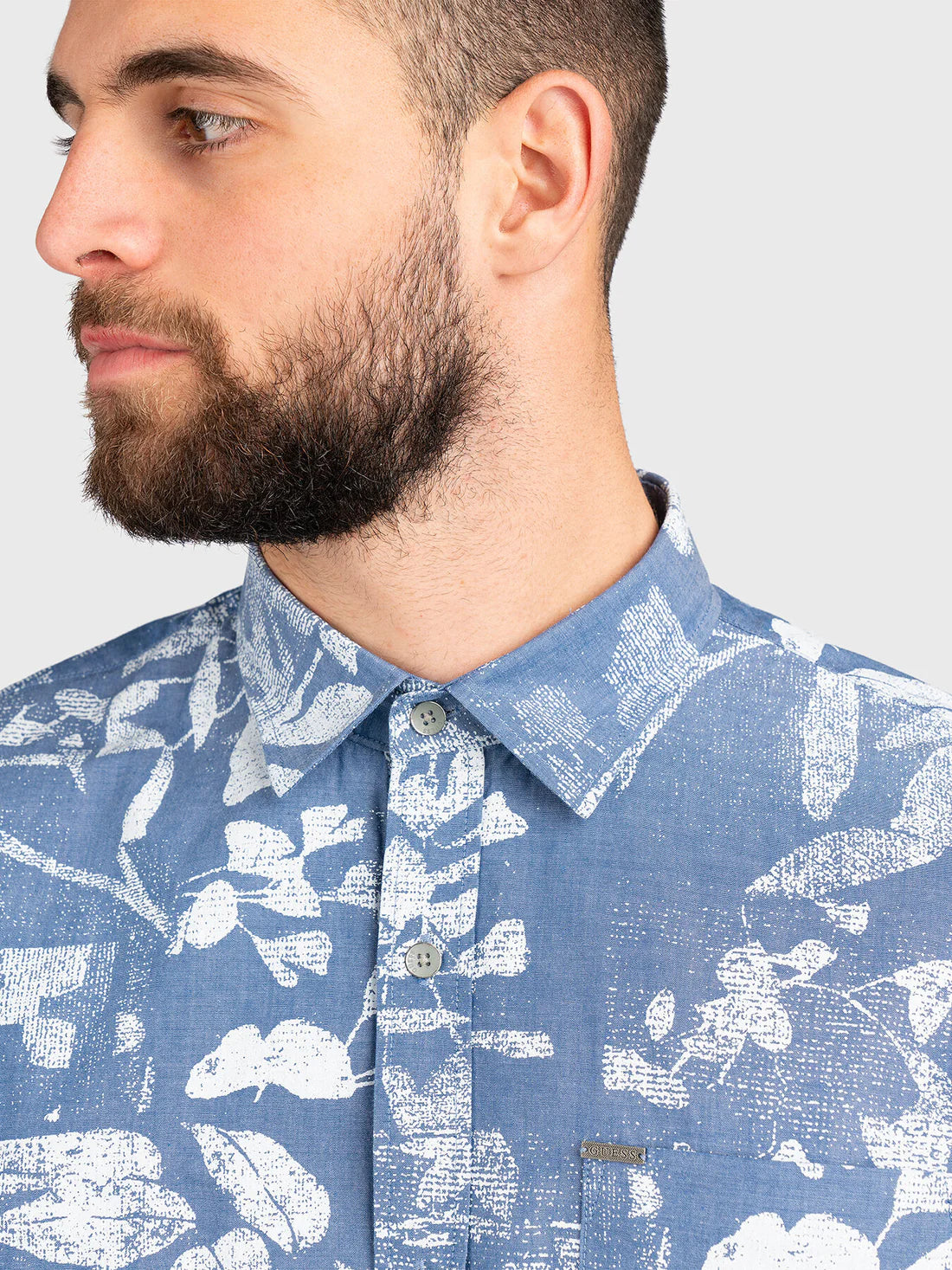 GUESS Collin Chambray AOP Риза – Стил и Комфорт в Едно