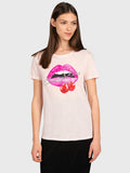 GUESS Cherry Kiss Tee – Дамска Тениска с Принт Устни и Череши