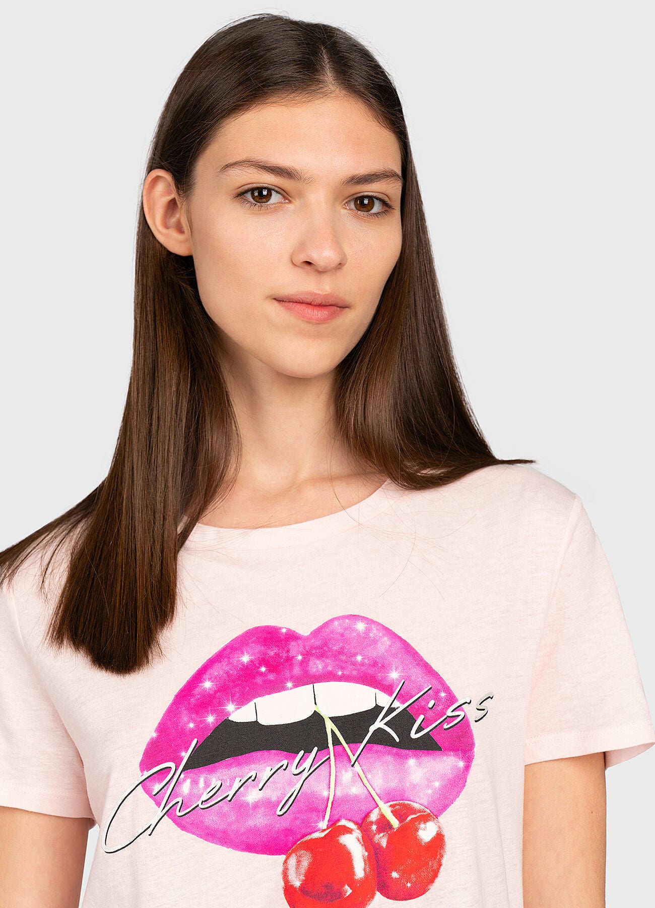 GUESS Cherry Kiss Tee – Дамска Тениска с Принт Устни и Череши