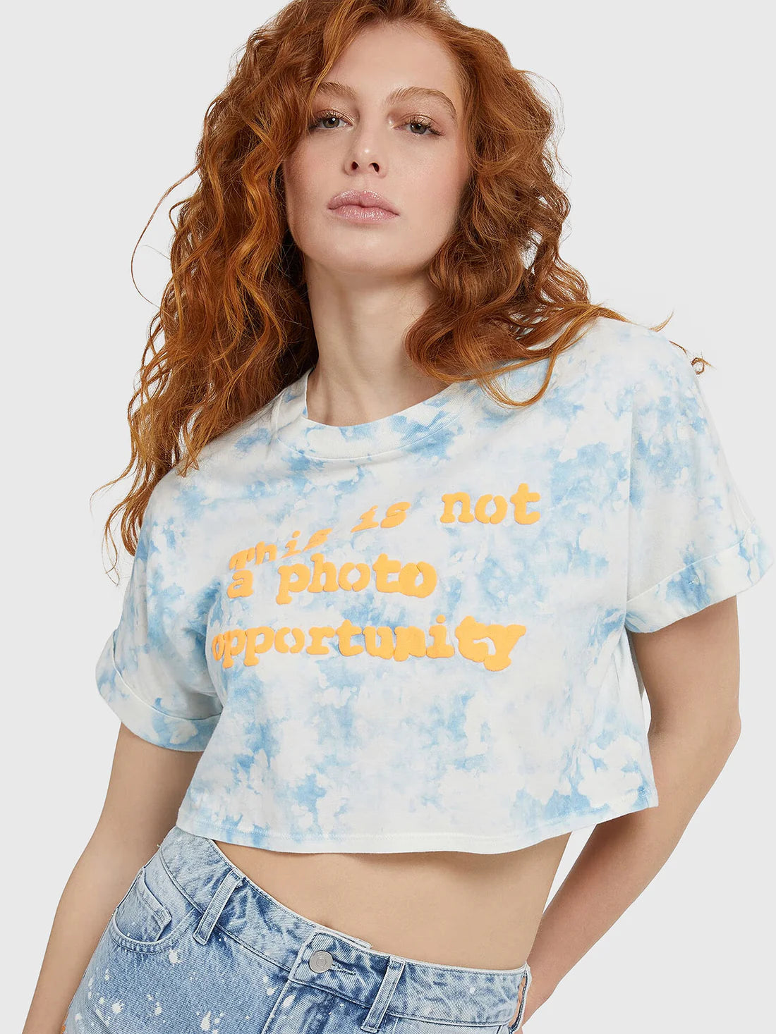 GUESS NOT A PHOTO CROP TEE – Къса Дамска Тениска с Принт