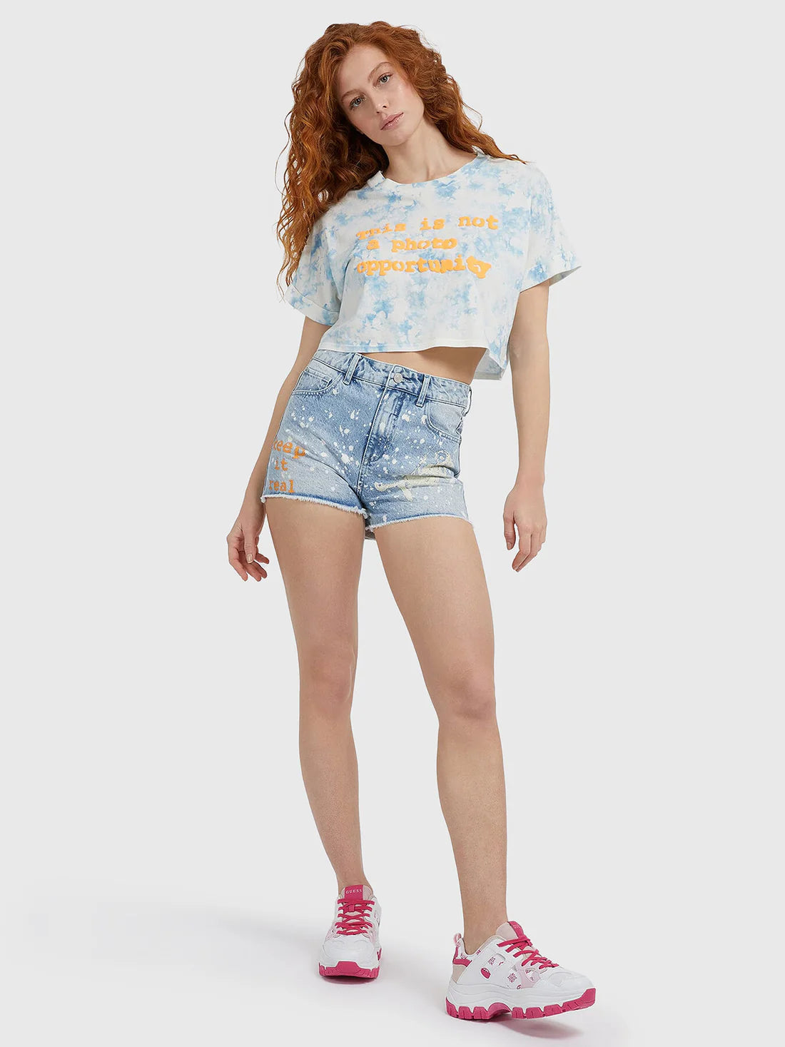 GUESS NOT A PHOTO CROP TEE – Къса Дамска Тениска с Принт