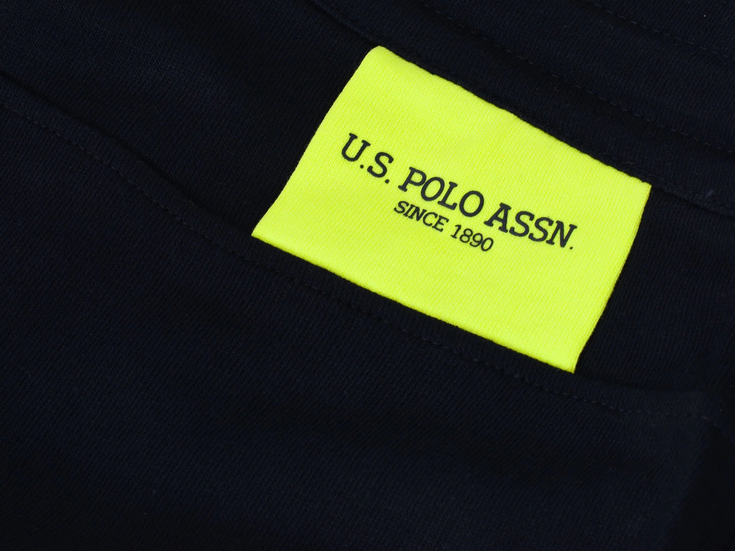 U.S. POLO ASSN. - Мъжки Летен Комплект – Бяла Тениска с Тъмносини Къси Панталони "Kurt"