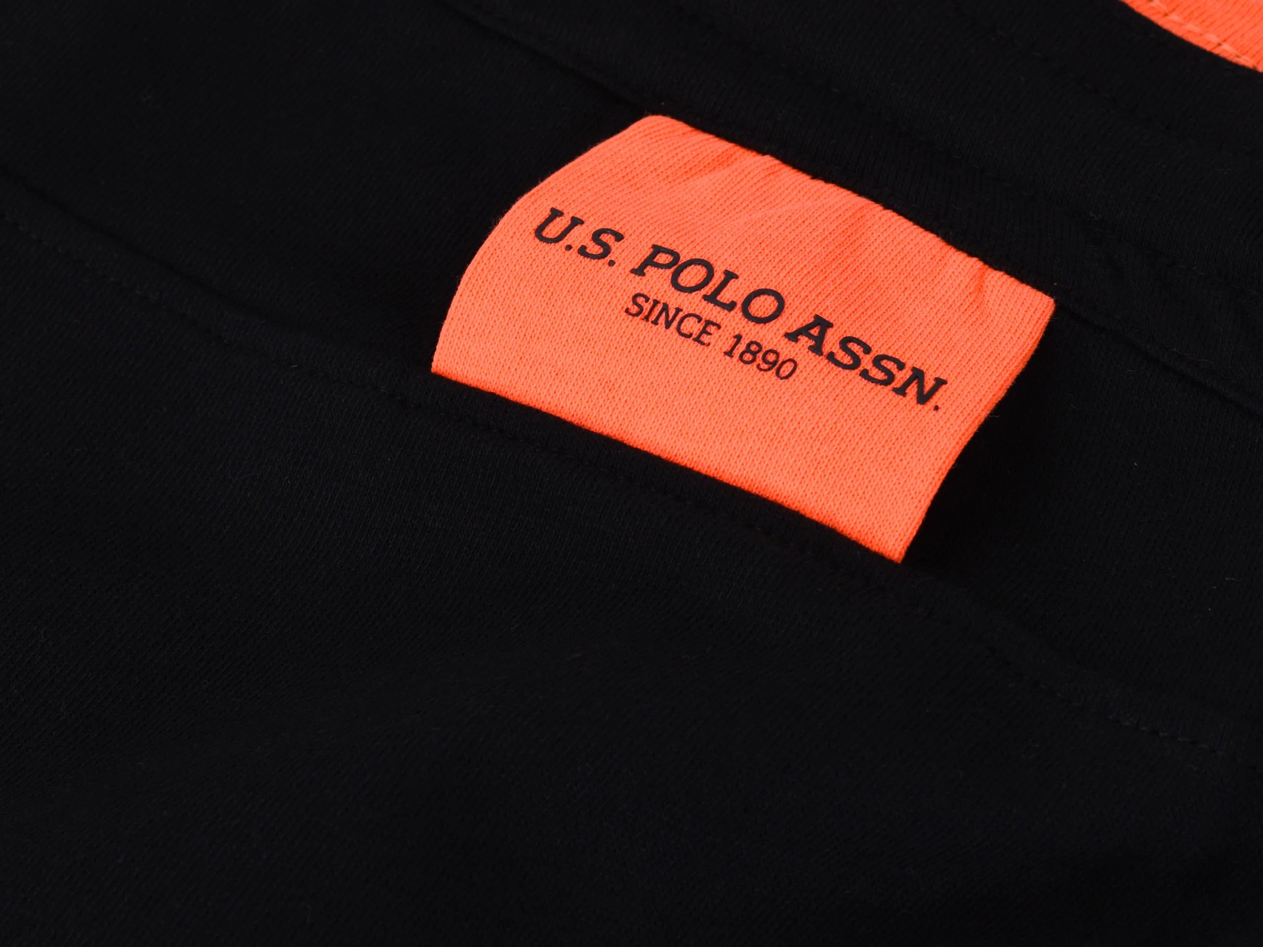 U.S. POLO ASSN. - Мъжки Летен Комплект – Бяла Тениска с Черни Къси Панталони "Kurt" Оранжев Дизайн